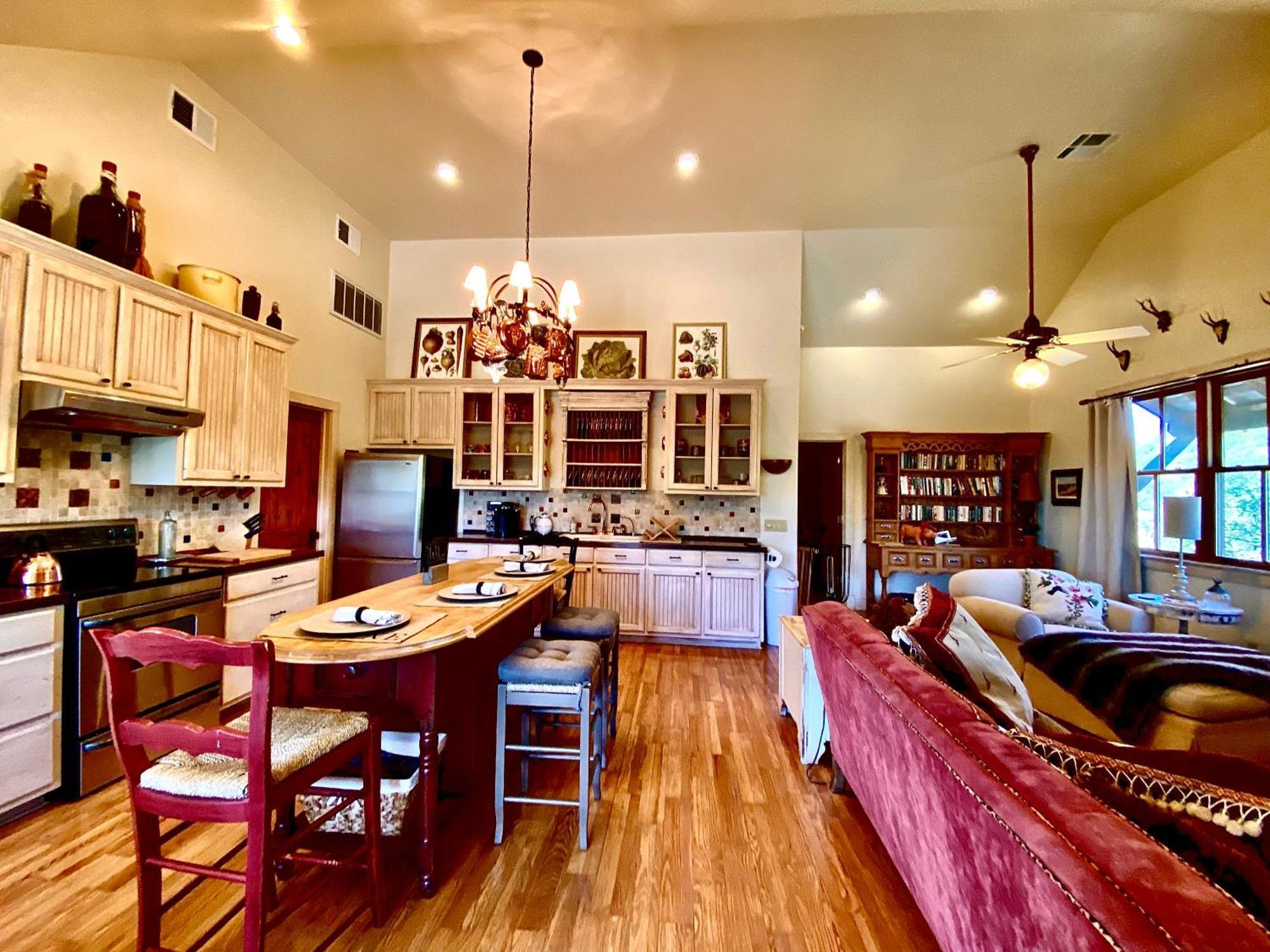 V700 Ranch Stays Marble Falls Exterior photo
